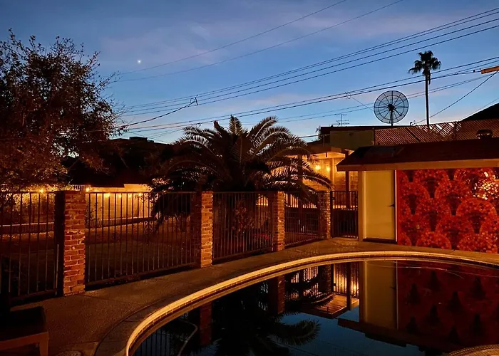 Newer Ranch With Pool And Hot Tub Near The Strip And Freemont Street.