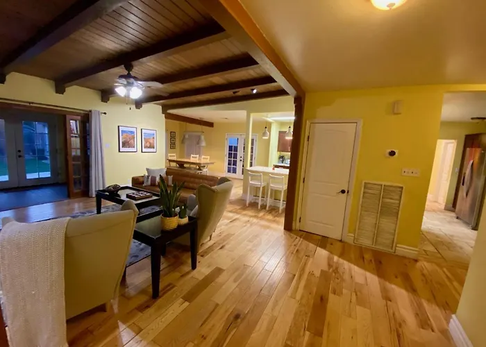 Newer Ranch With Pool And Hot Tub Near The Strip And Freemont Street.